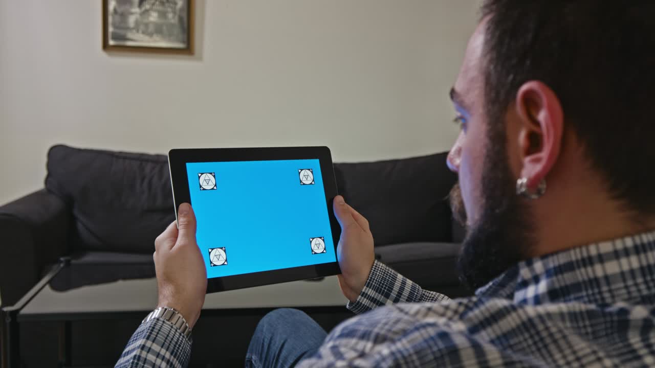 블루 스크린 모션으로 디지털 태블릿을 가진 남자