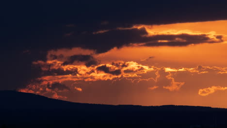 lapso de tiempo de una puesta de sol de primavera sobre worcestershire mirando hacia clee hill y las colinas de abberley
