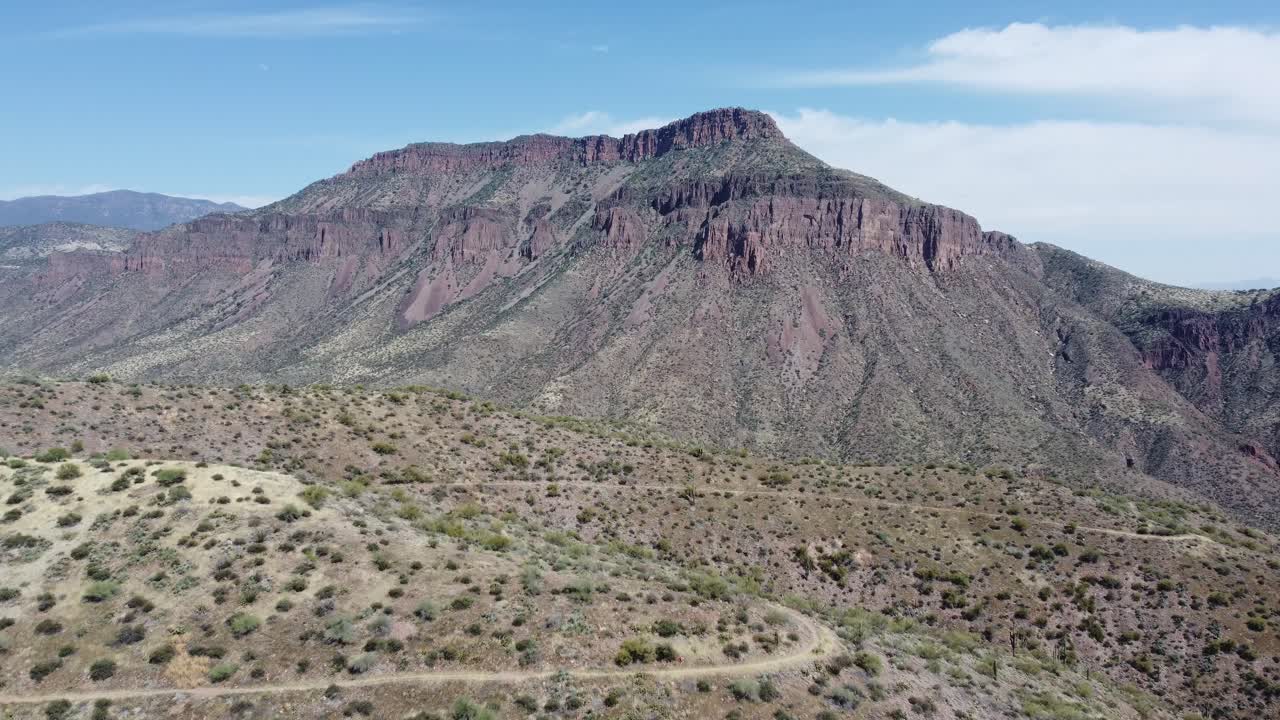 video de drones de las montañas de arizona y el desierto con cactus