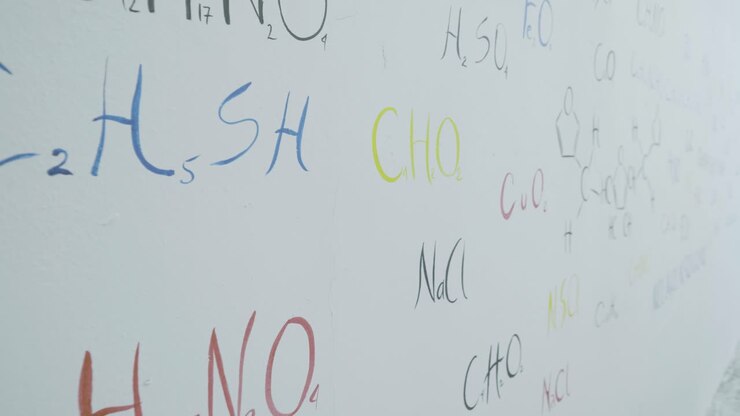 Formule chimiche su una lavagna bianca