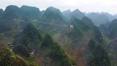 camino que atraviesa el enorme e impresionante valle de lung phin, vietnam