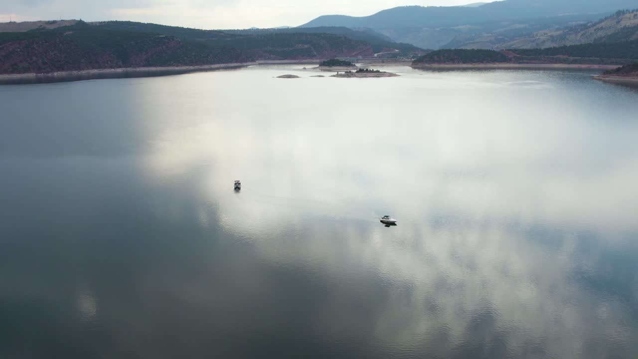 불타는 협곡 저수지, 유타, 미국의 아직도 물에 어부의 보트