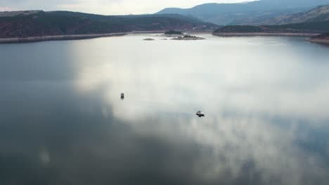 Fisherman-boats-on-still-water-of-Flaming-Gorge-Reservoir,-Utah,-United-States