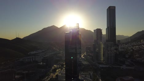 Toma-Aérea-De-Un-Dron-Toma-Aérea-Del-Amanecer-En-El-Cerro-De-La-Silla-Con-El-Horizonte-De-San-Pedro