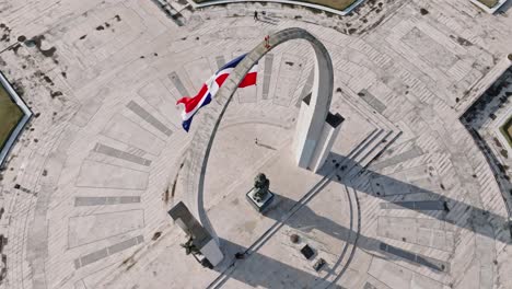 Foto-Superior-De-La-Bandera-Nacional-Dominicana-Meciéndose-Con-El-Viento-En-La-Plaza-De-La-Bandera