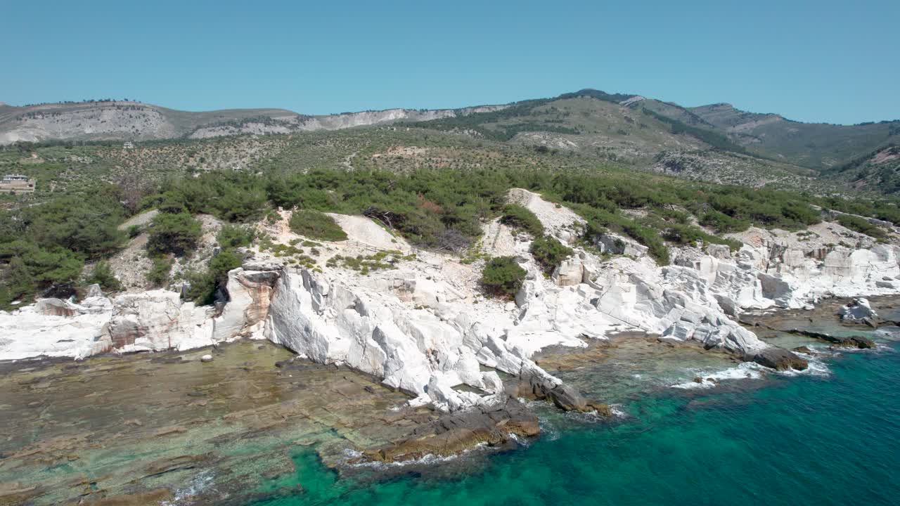 vista aérea de la antigua cantera de mármol de aliki con agua turquesa y grandes piezas blancas de mármol, thassos, grecia