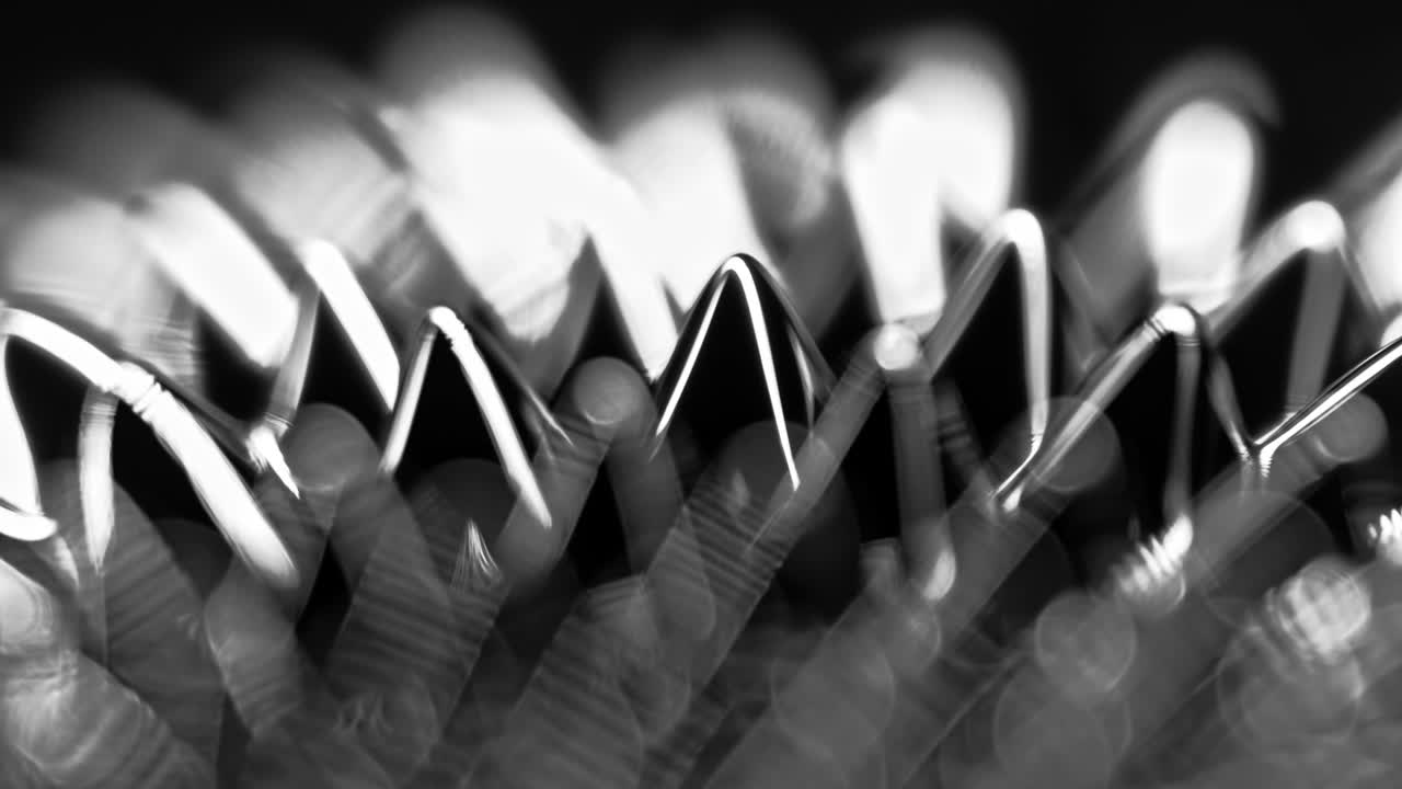 picos de formación de fluidos en una atmósfera abstracta oscura