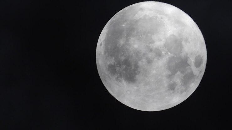 Close-up de lua cheia com nuvens 4K