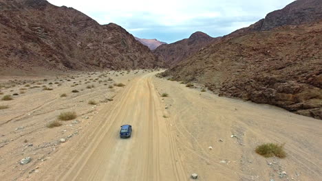 Making-tracks-through-the-desert-canyons