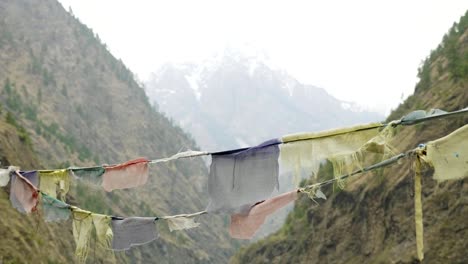 banderas de colores en las montañas de nepal. área de manaslu.