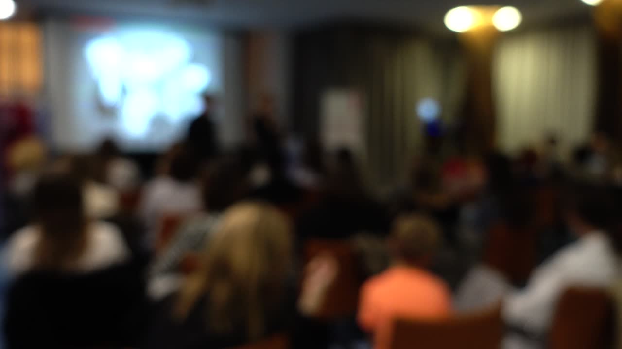 Lezione in aula con l'ausilio di uno schermo informativo. Sfocato.