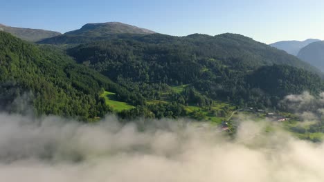 Luftaufnahmen-Schöne-Natur-Norwegen-über-Den-Wolken.