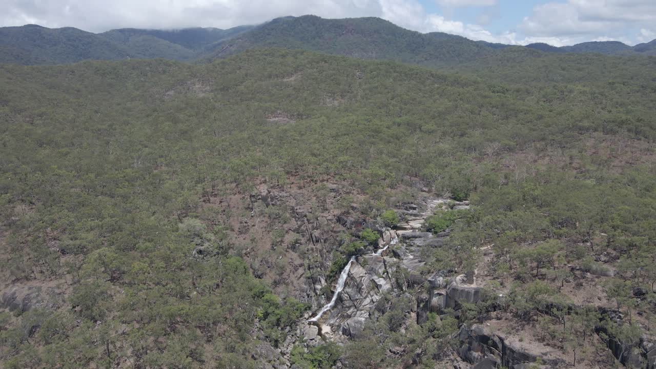 tiro de gran altitud de las cataratas davies creek - cascada - parque de conservación de colinas desnudas - qld - norte de queensland - australia