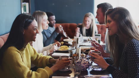 Gruppe-Von-Menschen-Trifft-Sich-Im-Restaurant-Eines-Geschäftigen-Traditionellen-Englischen-Pubs