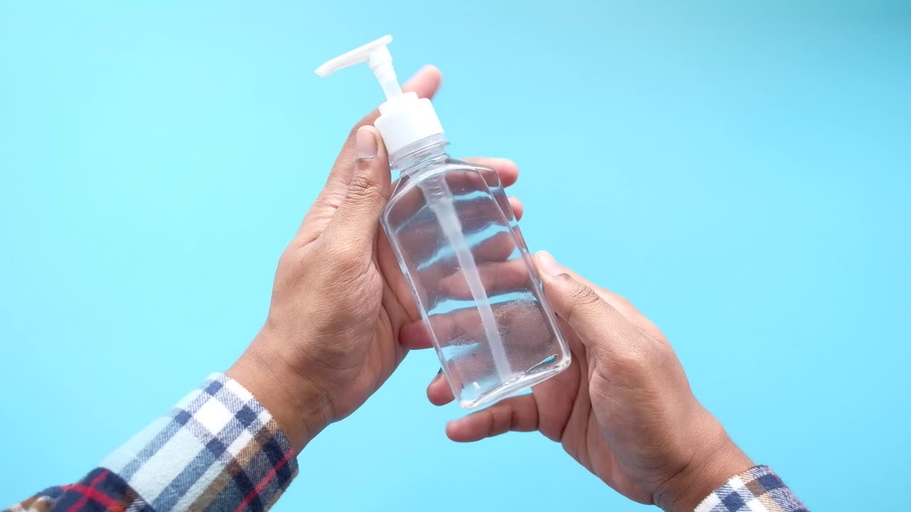con desinfectante para las manos