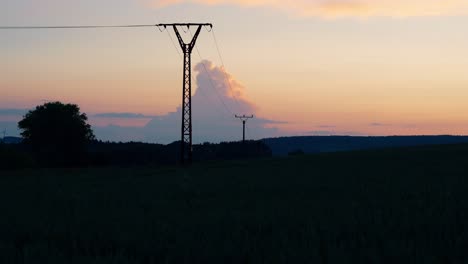 Silhouette-Eines-Strommastes-Mit-Rotem-Himmel-Bei-Sonnenuntergang
