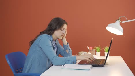 Mujer-Joven-Cansada-En-La-Computadora-Portátil.