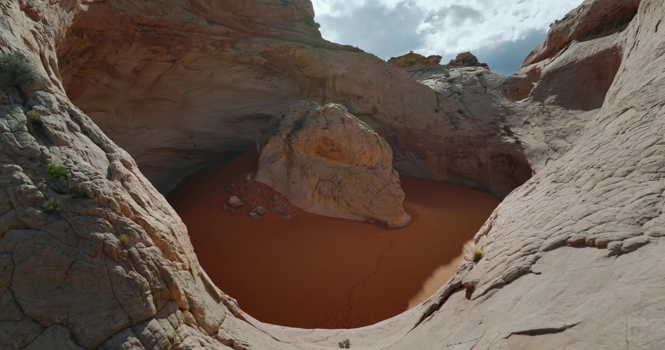 Cosmic Ashtray, Utah, bacino di arenaria bianca che circonda una pozza di sabbia color ruggine