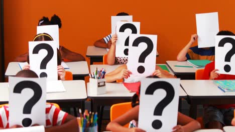 Niños-De-La-Escuela-Cubriéndose-La-Cara-Con-Un-Signo-De-Interrogación