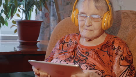 Abuela-Usando-Panel-Táctil-En-Auriculares-Inalámbricos