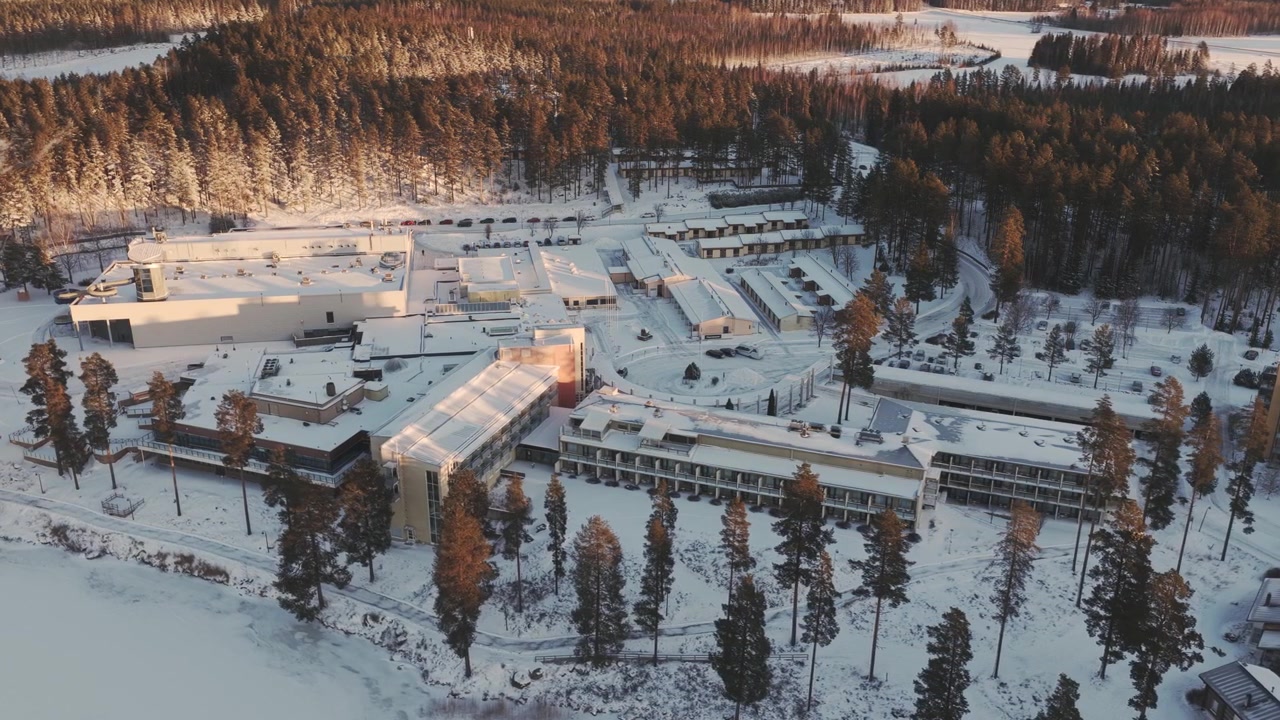 Ilmakuva Peurunka Kylpylähotellin ympäristöstä, talviaamu Keski-Suomessa