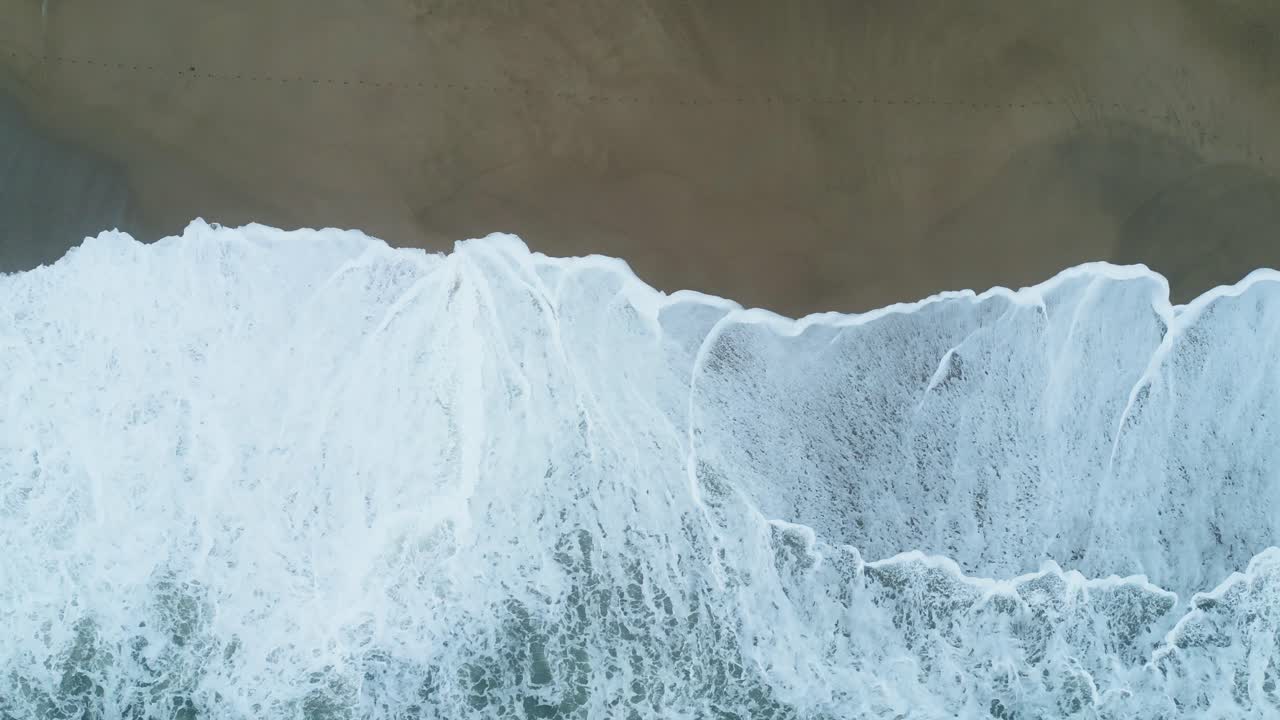 relajante vista aérea drone birdyeye olas rompiendo en el paisaje costero, olas del océano atlántico en la orilla de la playa, hermosa naturaleza salvaje tiro