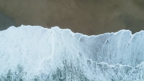 Relajante-Vista-Aérea-Drone-Birdyeye-Olas-Rompiendo-En-El-Paisaje-Costero,-Olas-Del-Océano-Atlántico-En-La-Orilla-De-La-Playa,-Hermosa-Naturaleza-Salvaje-Tiro