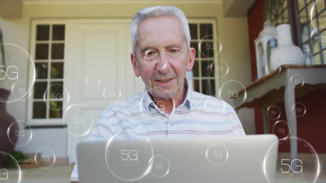 노트북을 사용하는 백인 노인 위에 떨어지는 5g 아이콘의 애니메이션