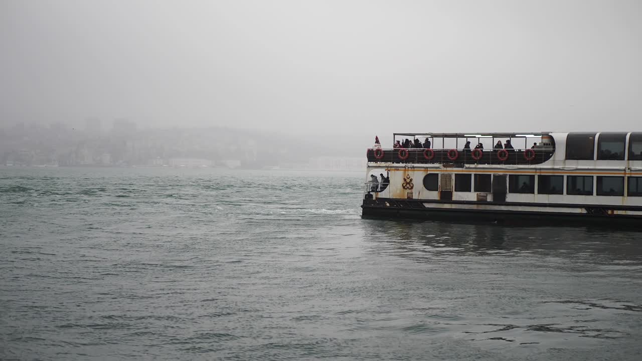 ferry en un puerto de estambul con niebla