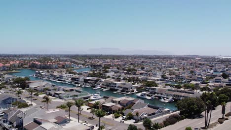 Blick-Auf-Den-Hafen-Und-Den-Strand-Von-Oxnard-Shores-In-Ventura,-Kalifornien-–-Wunderschöne-Drohnenaufnahmen-Eines-Sonnigen-Tages-Und-Des-Pazifischen-Ozeans