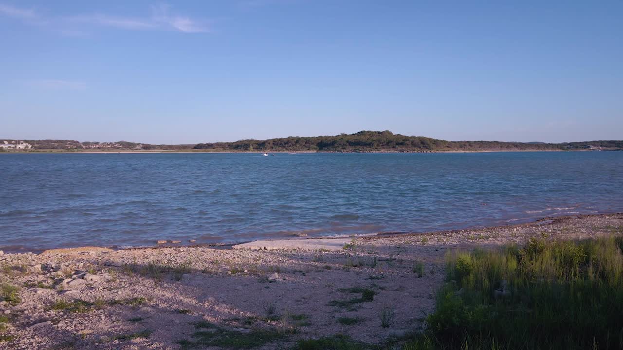 toma de drones del lago del cañón y la orilla del lago con arena y roca blanca en el país de las colinas de texas