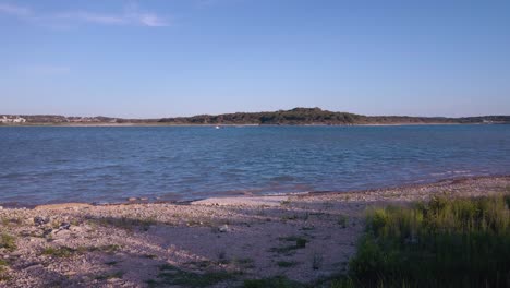 toma de drones del lago del cañón y la orilla del lago con arena y roca blanca en el país de las colinas de texas