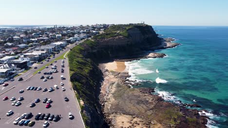 Luftdrohne-Küstenlandschaftsaufnahme-Des-Hügels-Bar-Beach-Merewether-Newcastle-Parkplatz-Gebäude-Landschaft-Hamilton-Reisetourismus-NSW-Newcastle-Australien-4k