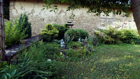 Push-Schuss-In-Richtung-Gartenecke-Mit-Asiatischen-Zen-ähnlichen-Ornamenten