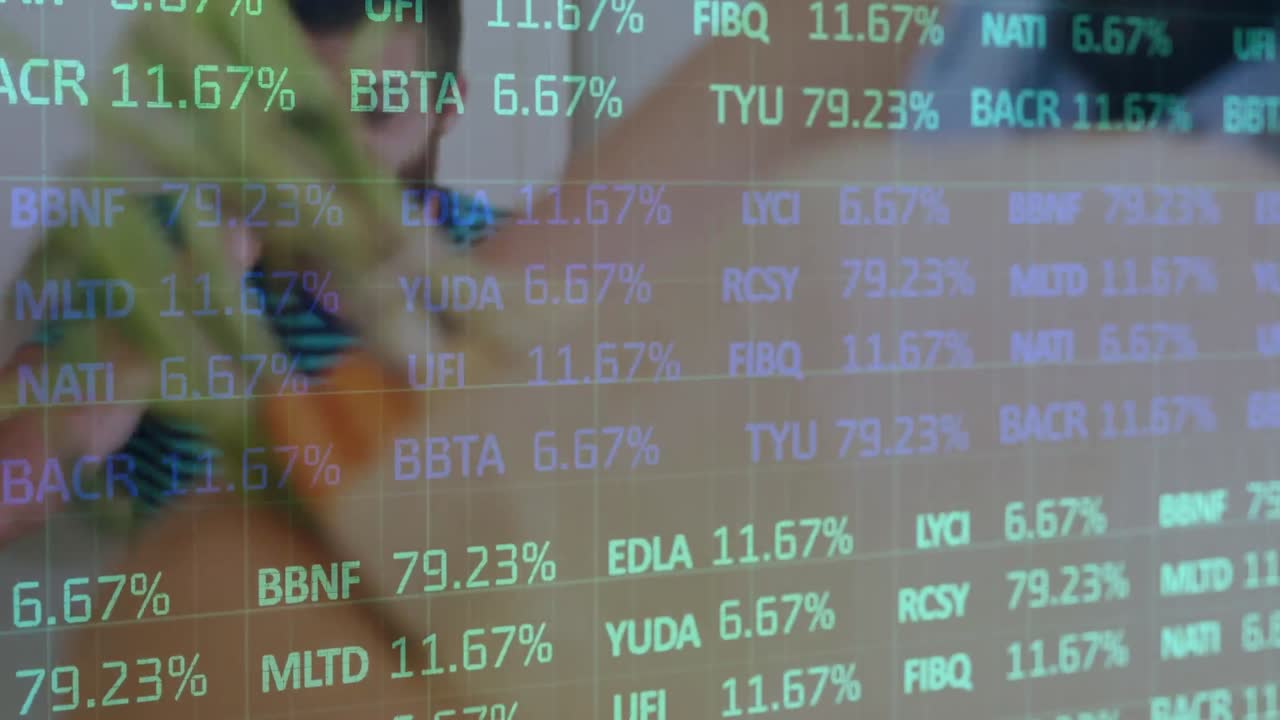 Animación de procesamiento de datos financieros sobre un hombre caucásico usando un smartphone