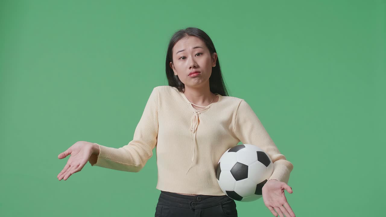 축구공을 들고 있는 여자, 혼란스러운 표정