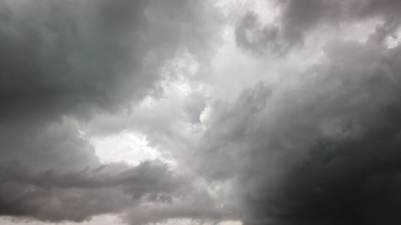 불길한 짙은 회색 폭풍 구름, 빠른 우울한 클라우드스케이프 시간 경과