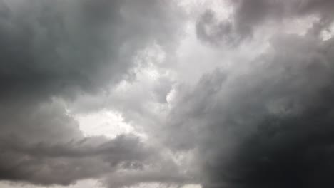 ominosas nubes de tormenta gris oscuro, lapso de tiempo rápido y sombrío del paisaje nublado