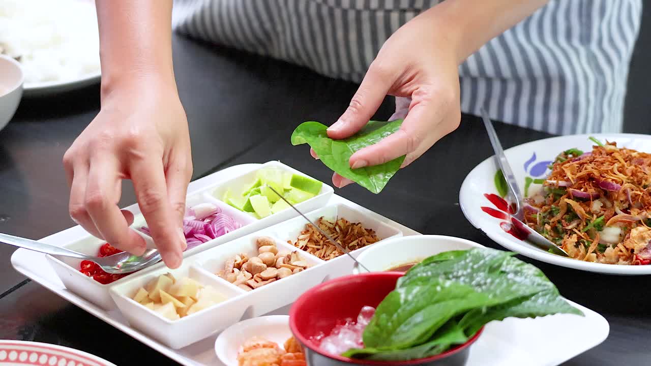 베텔 잎으로 태국 음식을 준비하는 것