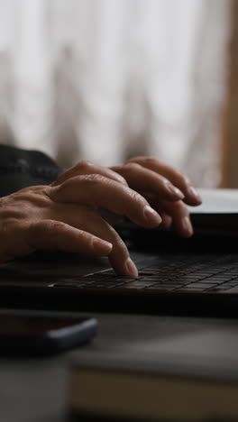 mujer escribiendo en una computadora portátil
