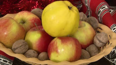 manzanas, membrillos, nueces en una cesta