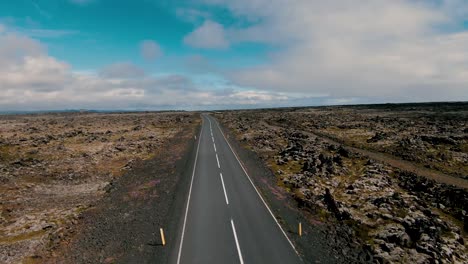 Volando-Sobre-Carretera-Asfaltada-Y-Campos-De-Lava-Musgosos