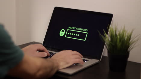 hombre en laptop, seguridad en internet