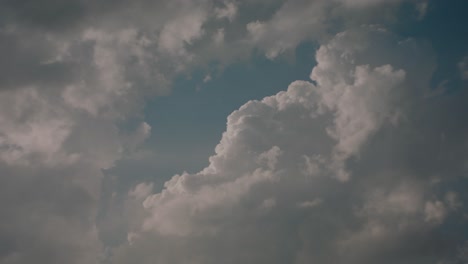 grupo de nubes celestiales proyectadas en una luz dramática por el sol poniente