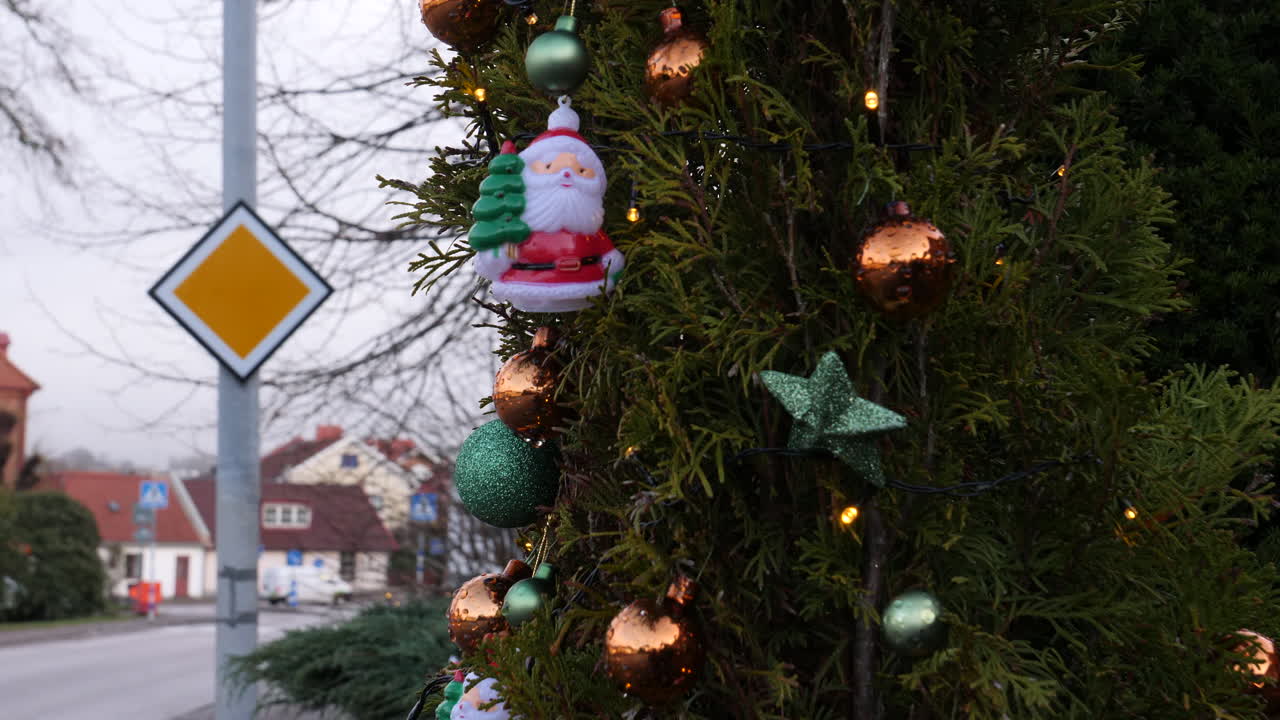 겨울 야외에서 상록수에 겨울 장식 장식품, 위로 기울이기