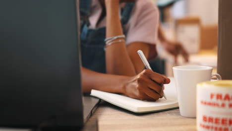 Trabajo-Remoto,-Computadora-Portátil-Y-Mujer-Negra-Escribiendo-Notas