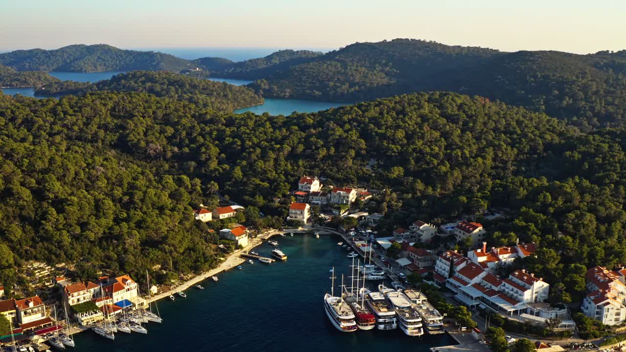 aldea de pomena en el parque nacional de mljet en croacia - toma aérea de un dron