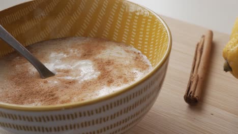 pudín de arroz cremoso con limón y canela