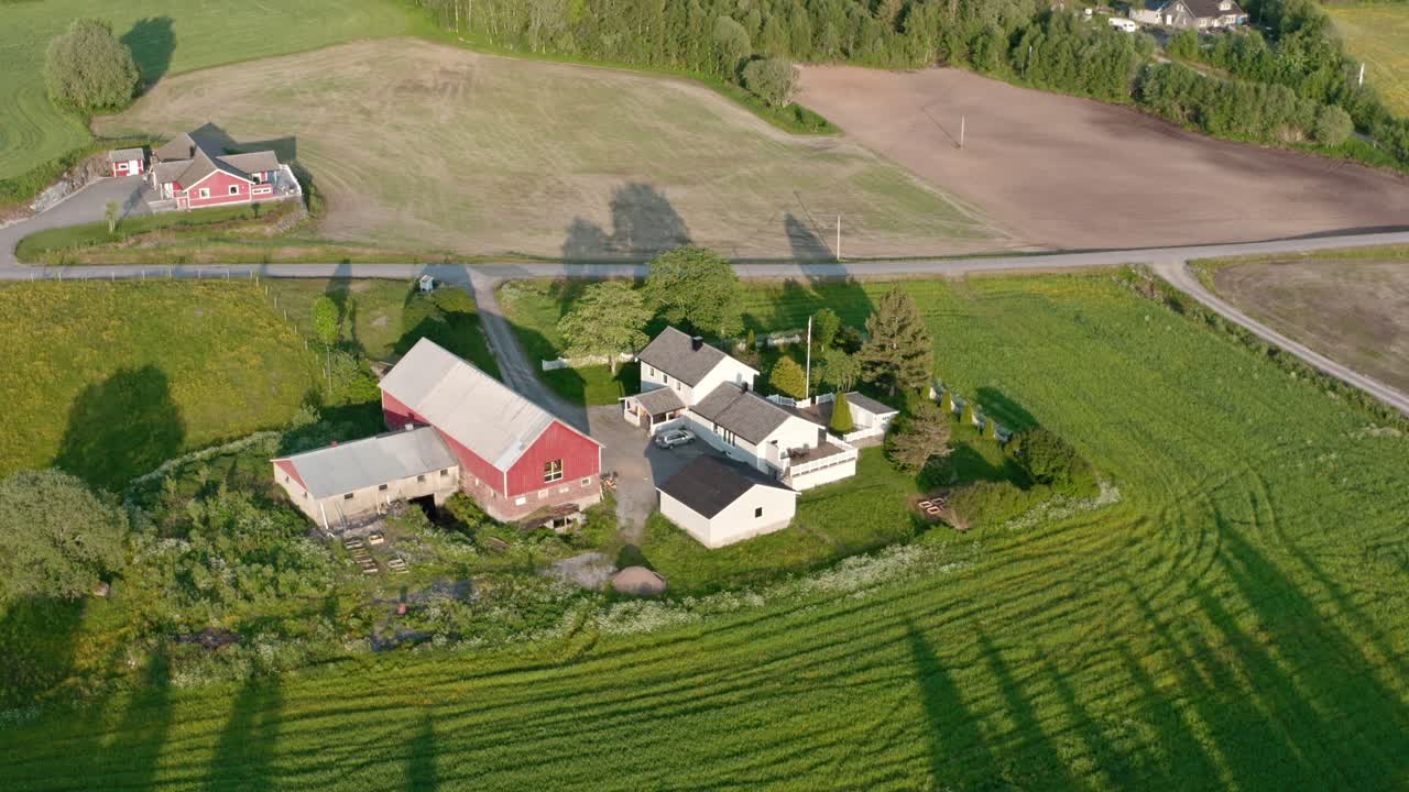자연의 초록색 풍경 속에 건축물이 있는 시골의 경치