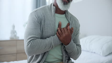 hombre anciano con dolor en el pecho